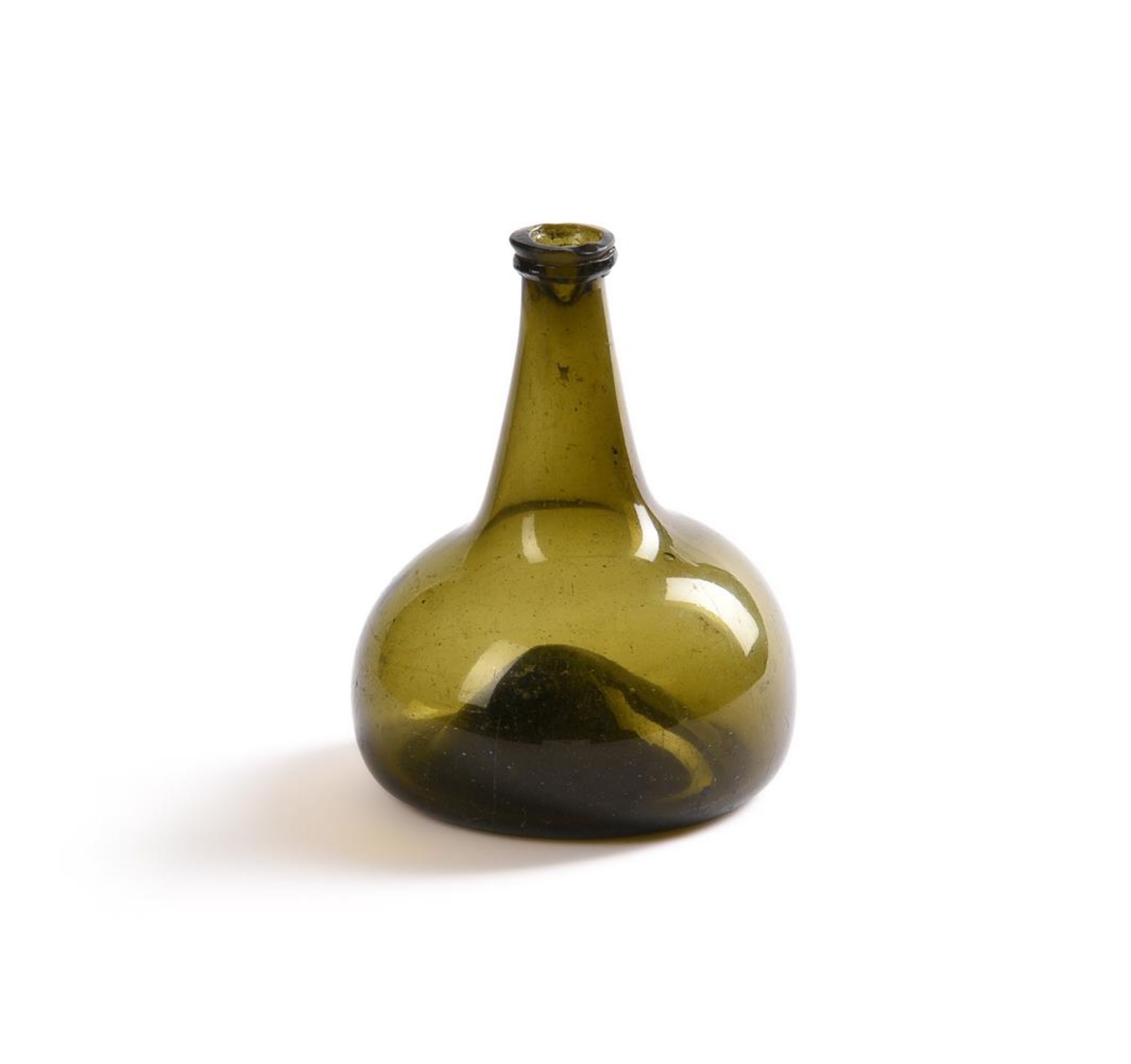 AN OLIVE-GREEN TINT 'ONION' WINE BOTTLE, EARLY 18TH CENTURY - Image 2 of 2