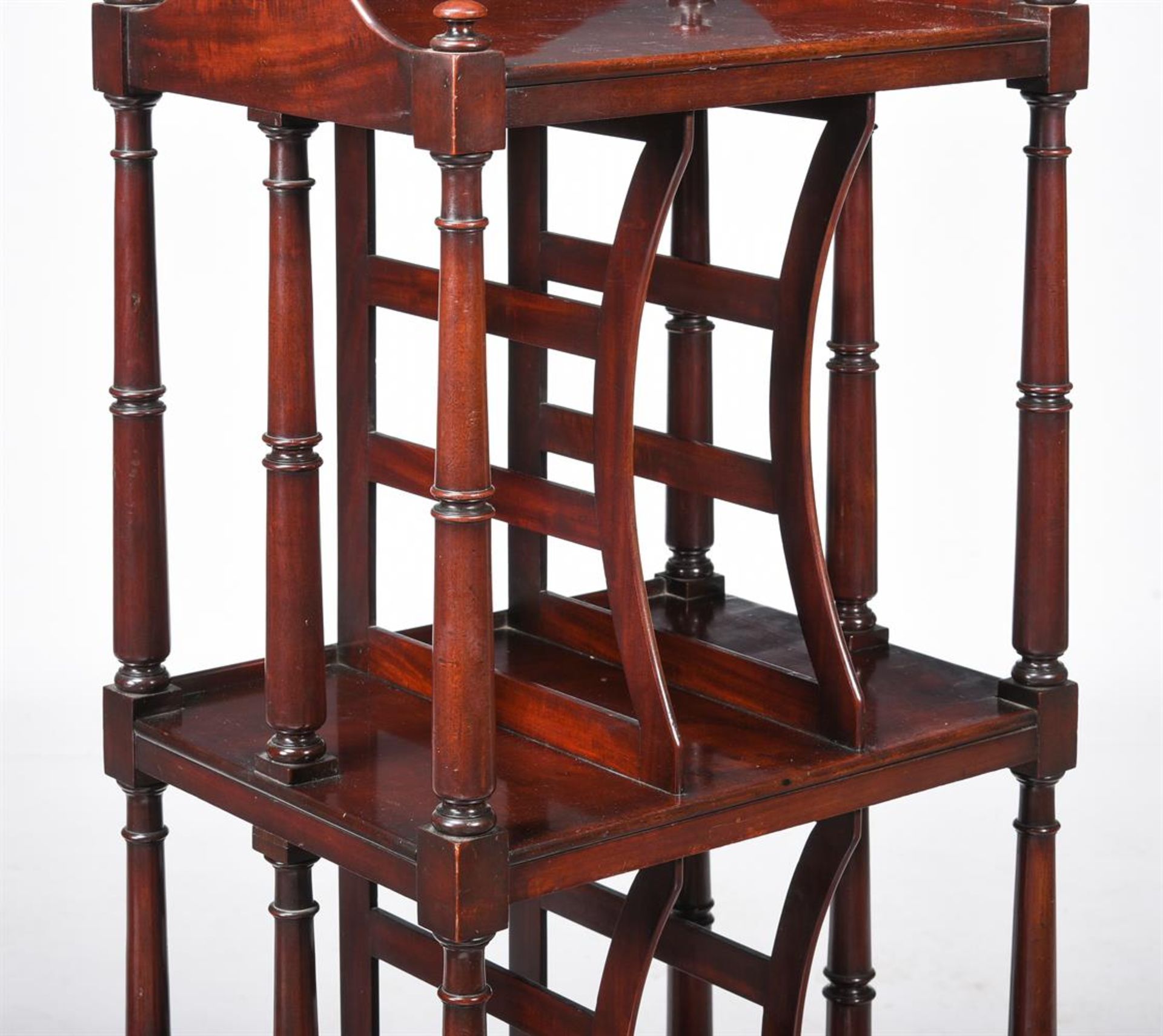 A GEORGE IV MAHOGANY THREE-TIER ETAGERE OR WHATNOT, BY GILLINGTONS, DUBLIN, CIRCA 1825 - Bild 3 aus 5