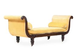 Y A REGENCY ROSEWOOD AND UPHOLSTERED DAY BED OR SETTEE, IN THE MANNER OF GILLOWS