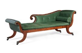 Y A GEORGE III SATINWOOD AND EBONY STRUNG DAY BED OR CHAISE LONGUE, CIRCA 1800