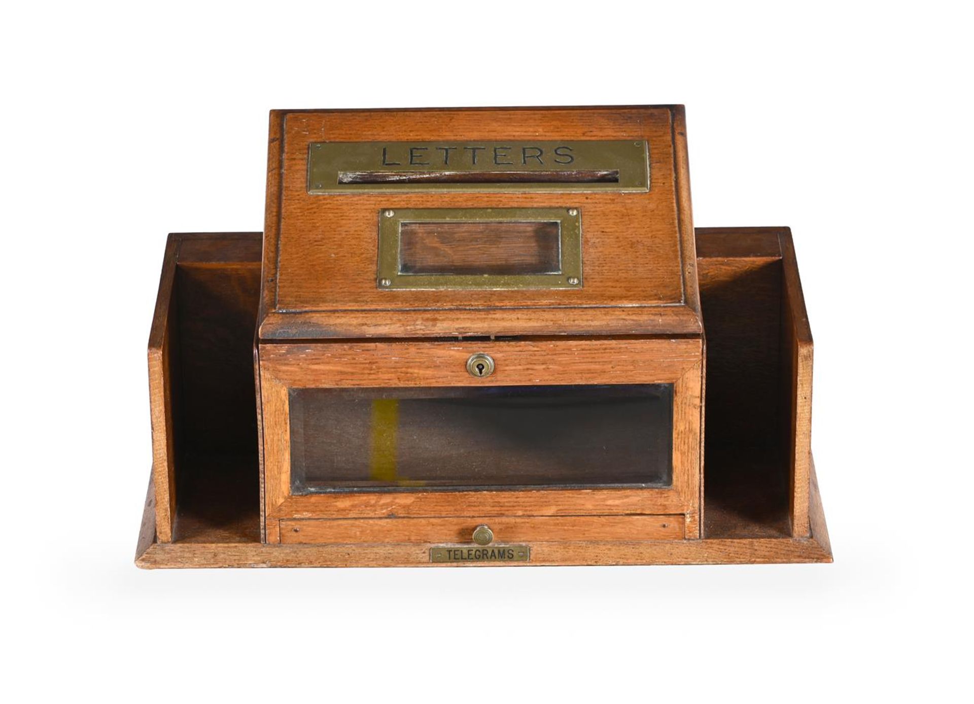 AN EDWARDIAN OAK AND BRASS MOUNTED 'COUNTRY HOUSE' LETTER BOX, CIRCA 1905 - Image 2 of 2