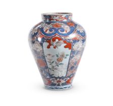 A LARGE IMARI VASE, JAPANESE, EDO PERIOD, LATE 17TH CENTURY