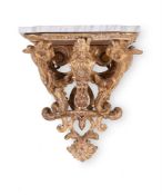 A PAIR OF CARVED GILTWOOD AND GESSO WALL BRACKETS, IN RÉGENCE STYLE, 19TH OR 20TH CENTURY
