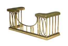 A VICTORIAN GILT BRASS AND LEATHER UPHOLSTERED CLUB FENDER, SECOND HALF 19TH CENTURY