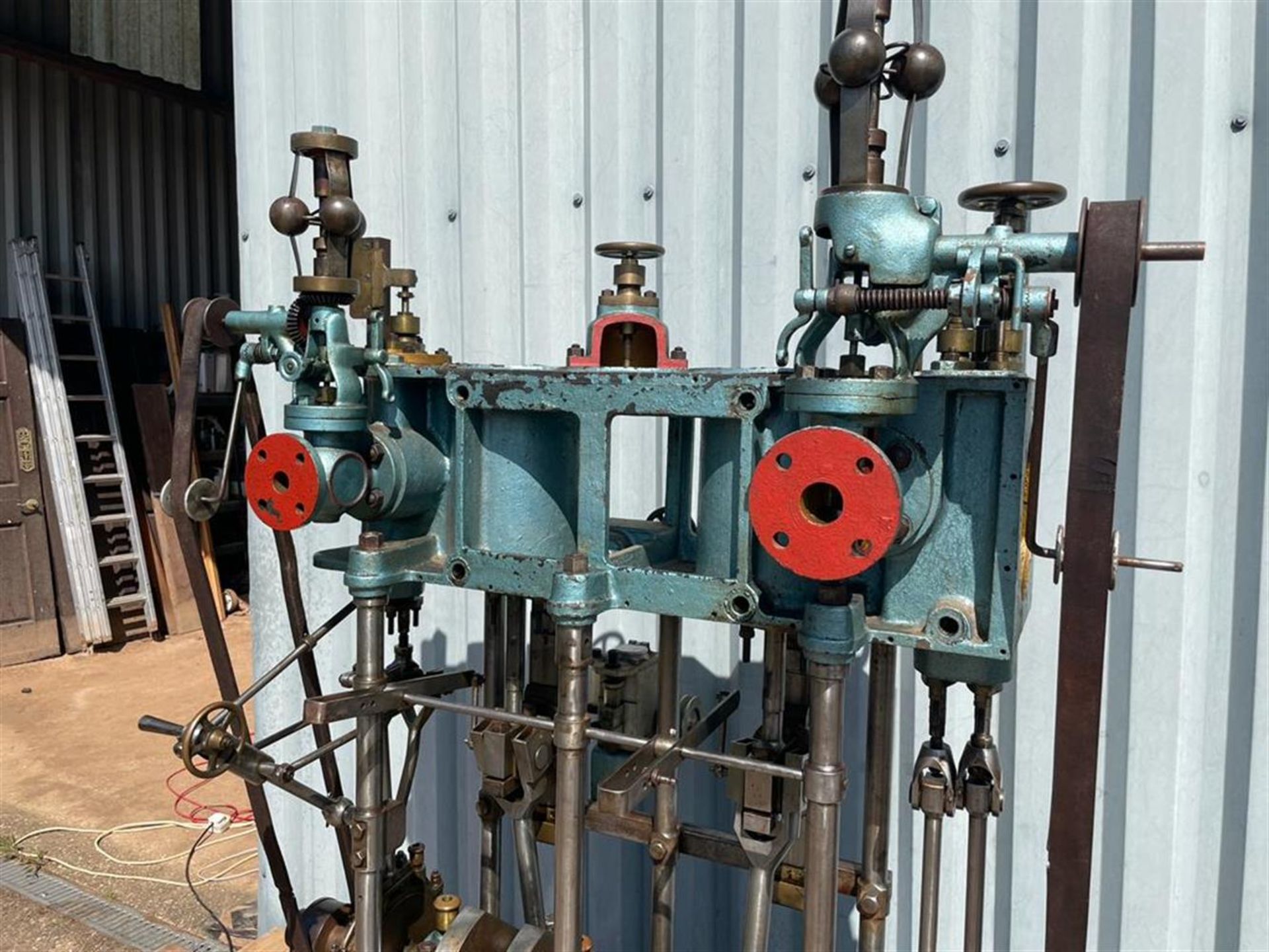 A FULL-SIZE MUSEUM EXHIBIT OF A TWIN CYLINDER LIVE STEAM LATE VICTORIAN LAUNCH ENGINE - Bild 14 aus 16