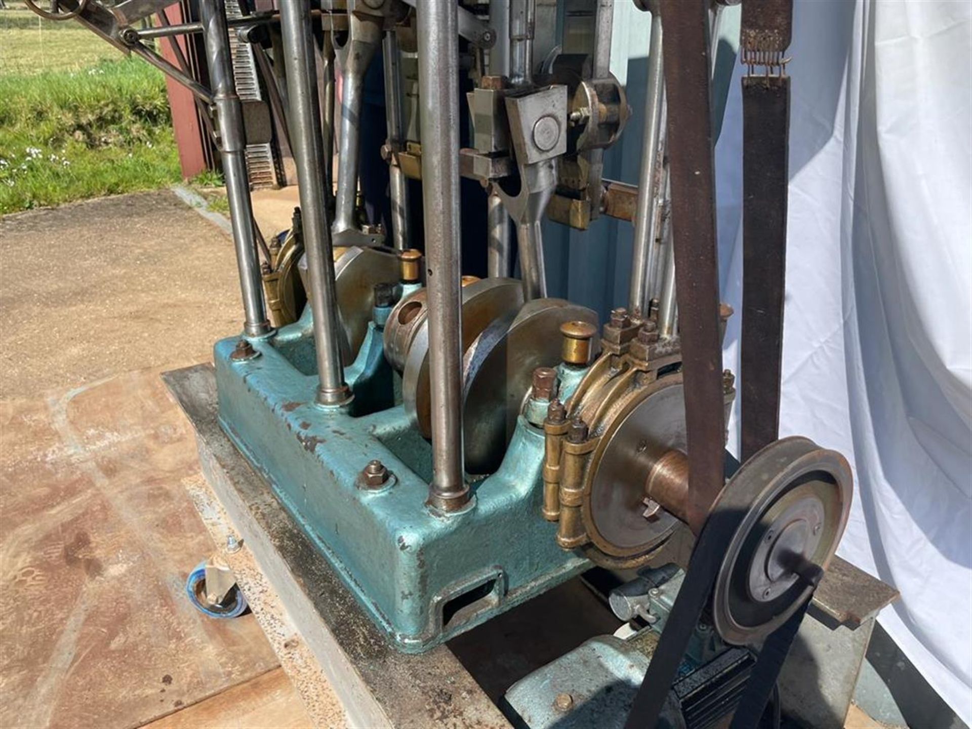 A FULL-SIZE MUSEUM EXHIBIT OF A TWIN CYLINDER LIVE STEAM LATE VICTORIAN LAUNCH ENGINE - Image 6 of 16