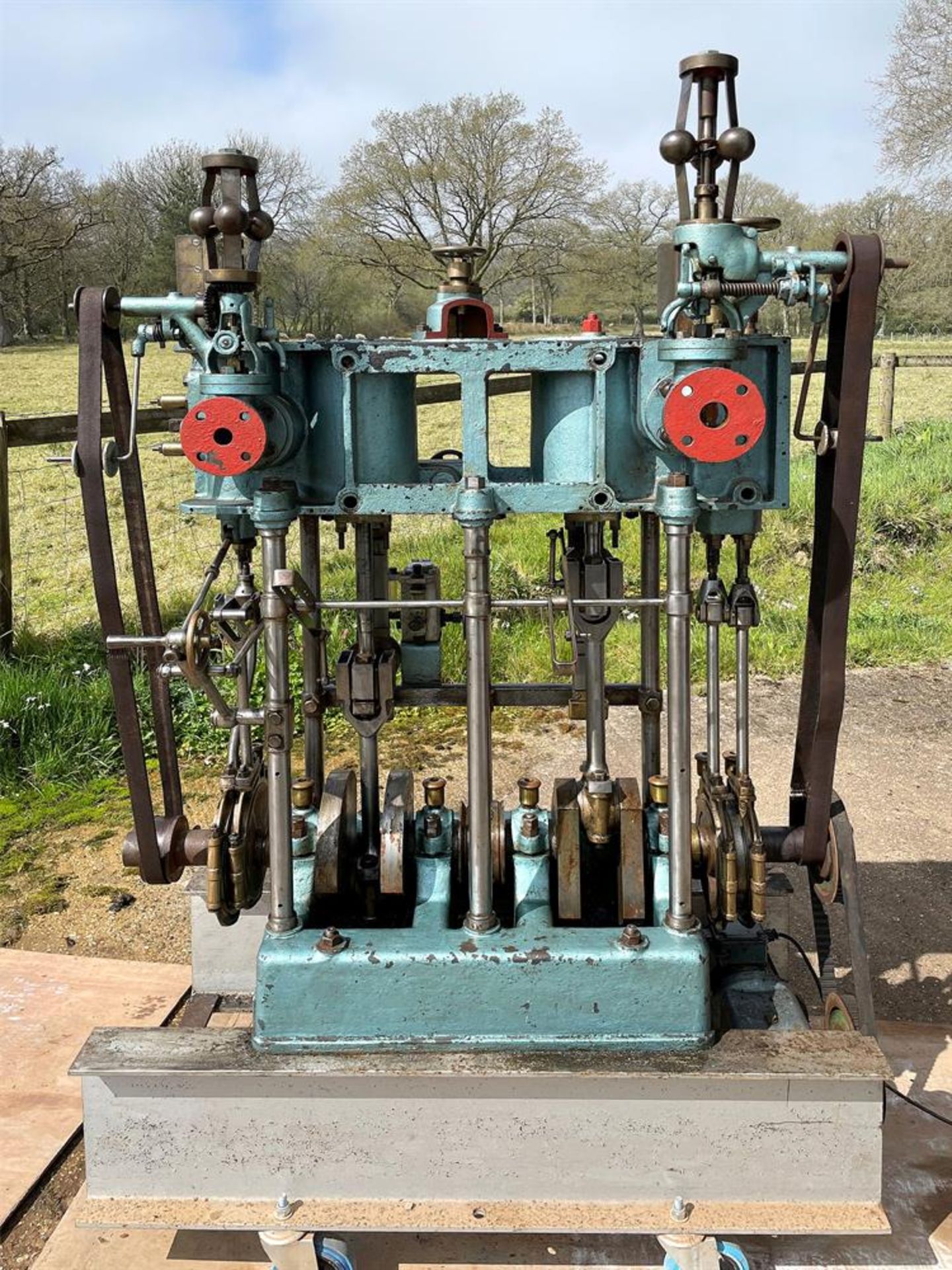 A FULL-SIZE MUSEUM EXHIBIT OF A TWIN CYLINDER LIVE STEAM LATE VICTORIAN LAUNCH ENGINE - Bild 2 aus 16