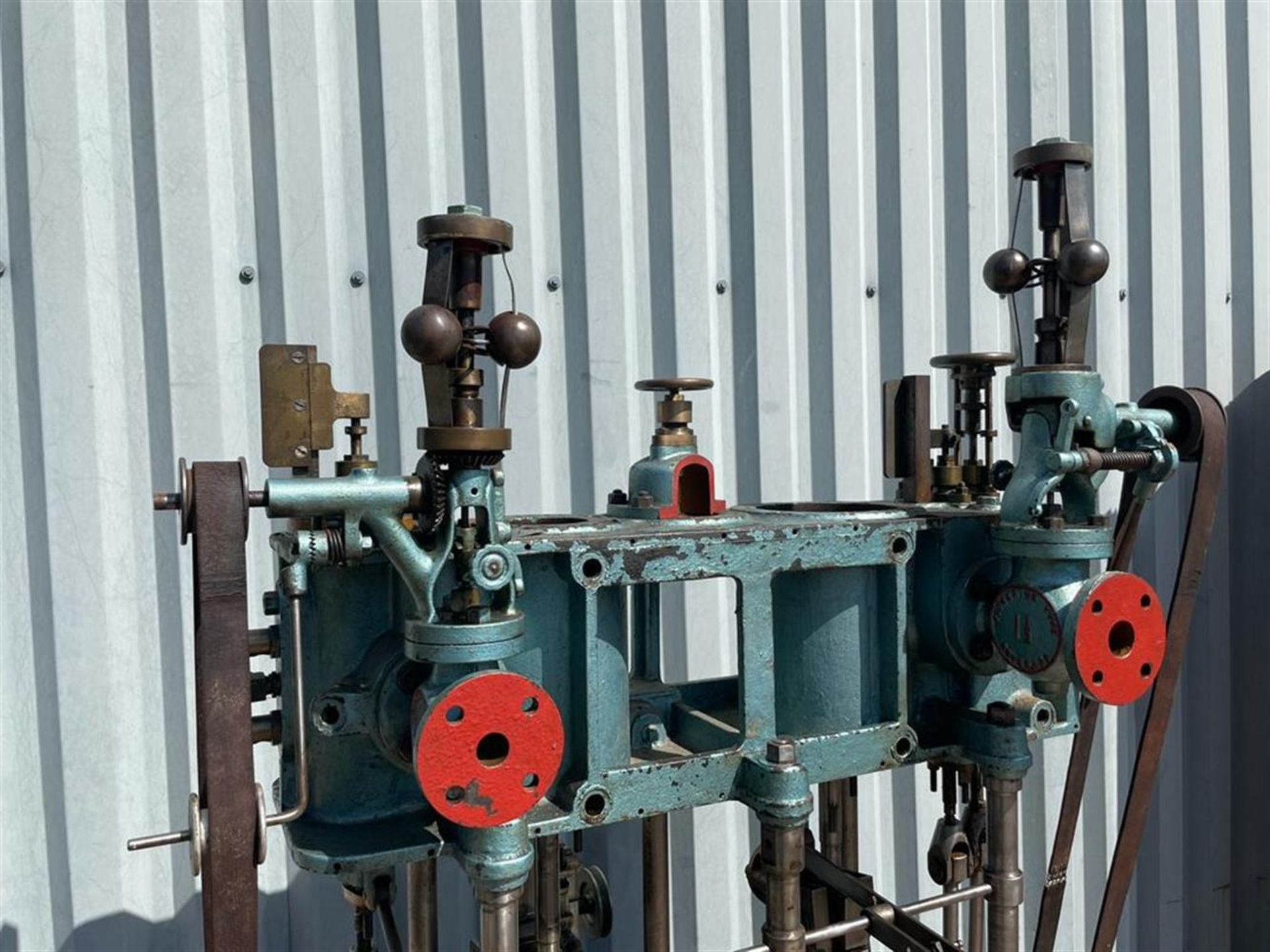 A FULL-SIZE MUSEUM EXHIBIT OF A TWIN CYLINDER LIVE STEAM LATE VICTORIAN LAUNCH ENGINE - Image 11 of 16