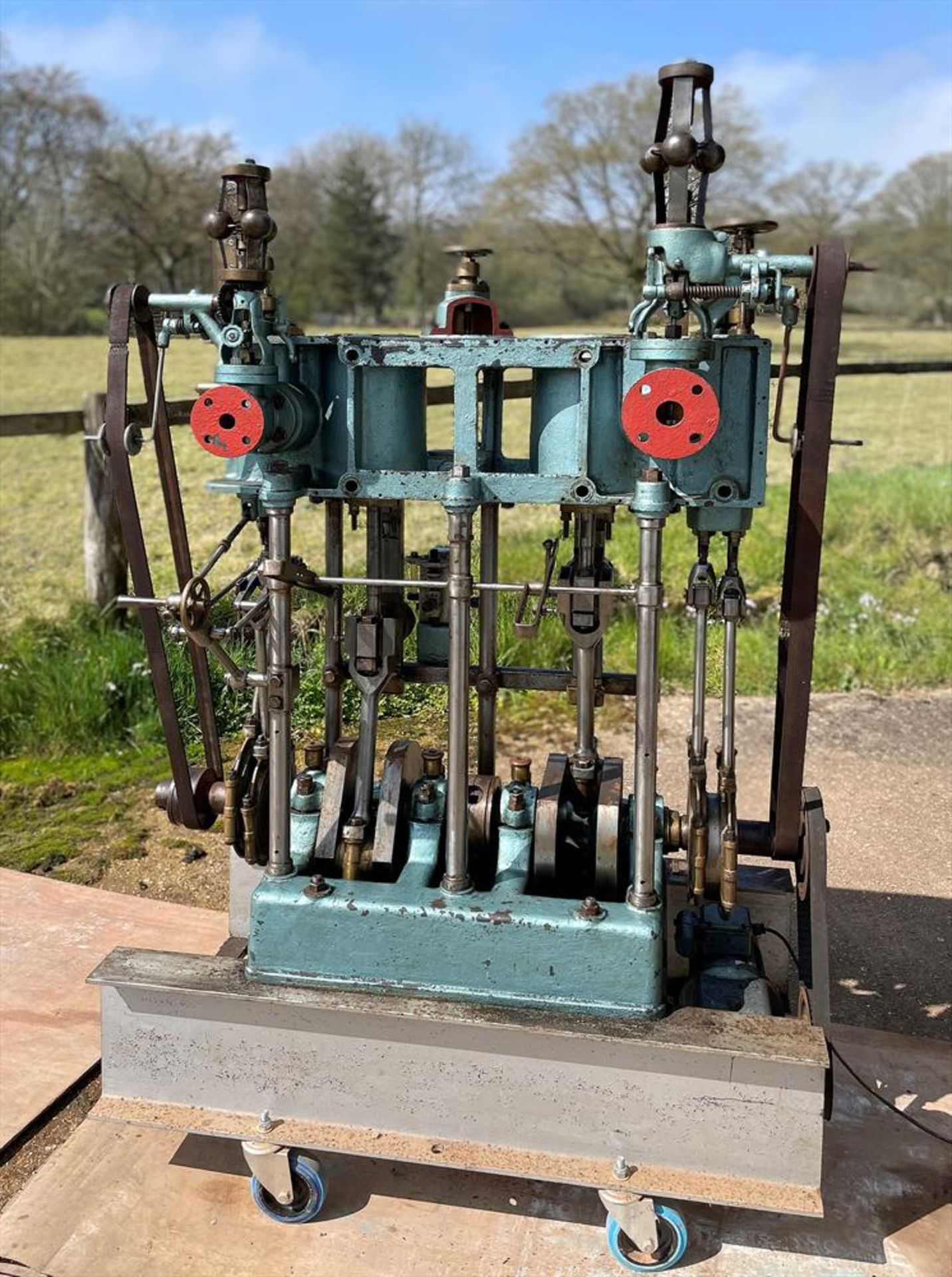 A FULL-SIZE MUSEUM EXHIBIT OF A TWIN CYLINDER LIVE STEAM LATE VICTORIAN LAUNCH ENGINE