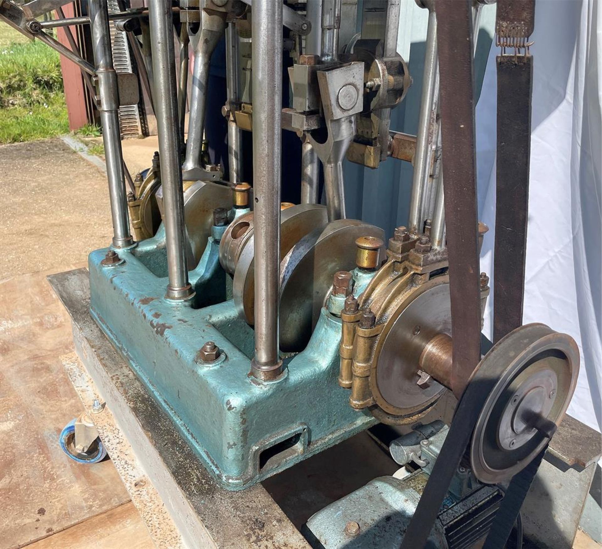 A FULL-SIZE MUSEUM EXHIBIT OF A TWIN CYLINDER LIVE STEAM LATE VICTORIAN LAUNCH ENGINE - Bild 4 aus 16