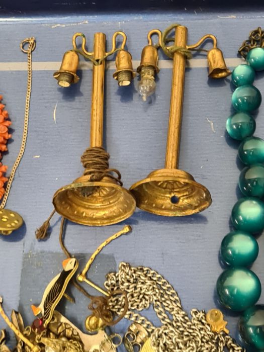 Mixed tray lot of brooches, medals, costume jewellery, etc - Image 5 of 7