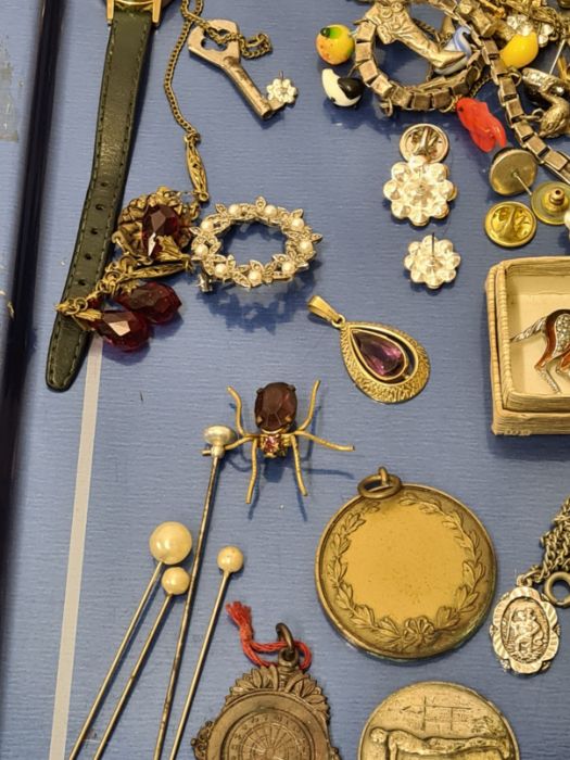 Mixed tray lot of brooches, medals, costume jewellery, etc - Image 6 of 7