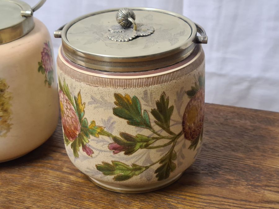 Edwardian glazed pottery biscuit barrel with floral decoration - Image 3 of 4