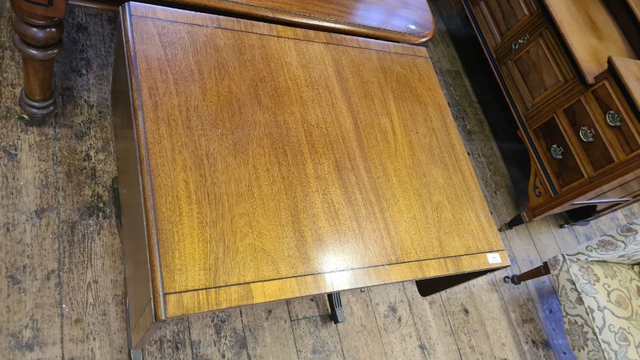 Victorian mahogany sofa table with ebony strung and crossbanded top with reided sabre legs and Greek - Image 5 of 6