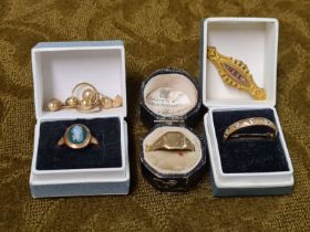 3 x 9ct gold rings, 9ct brooch and 9ct earrings