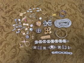 Tray of assorted costume jewellery and bijouterie