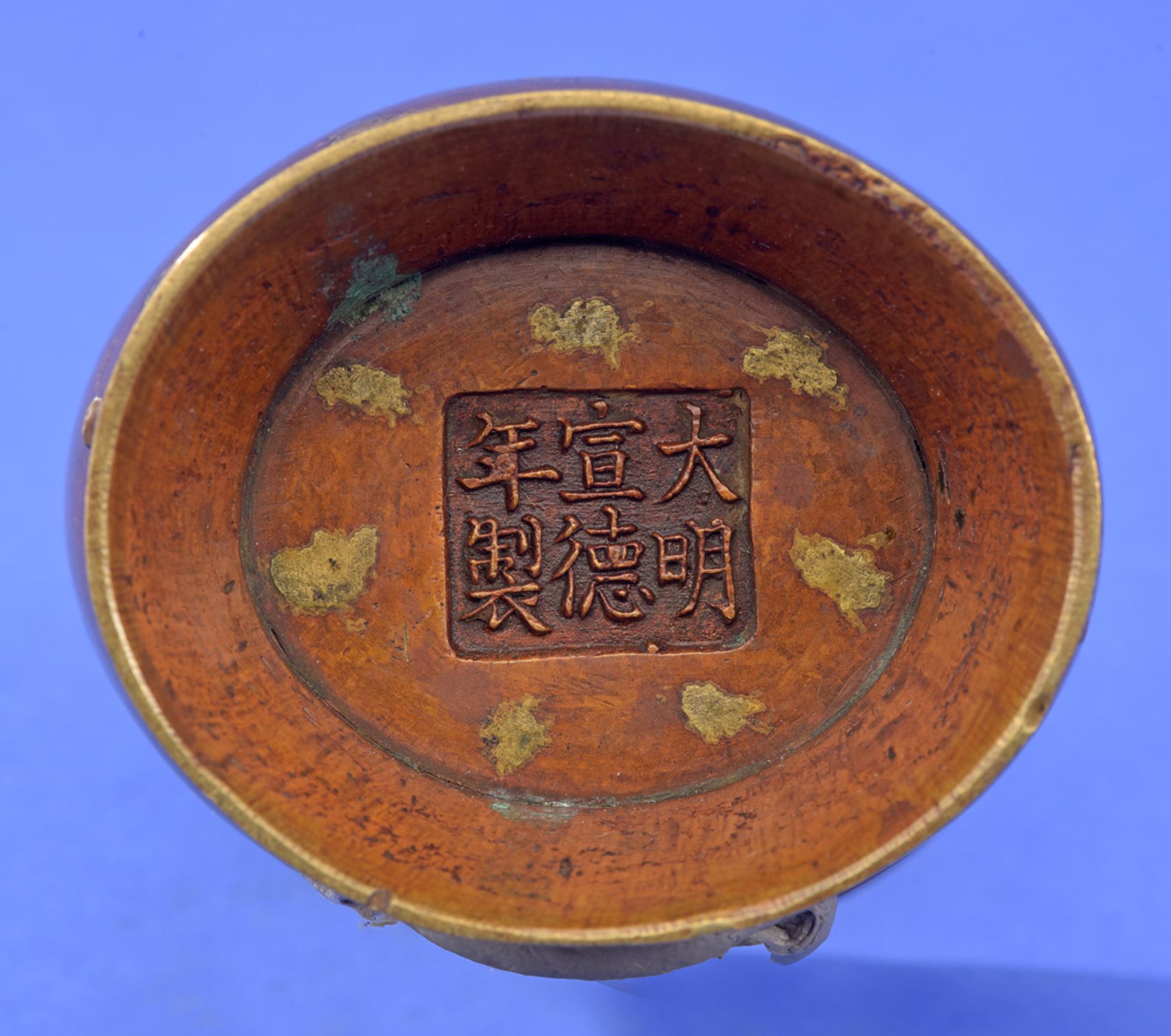 Chinesische Bronzevase. Bodenmarke, H 13 cm. - Image 3 of 3