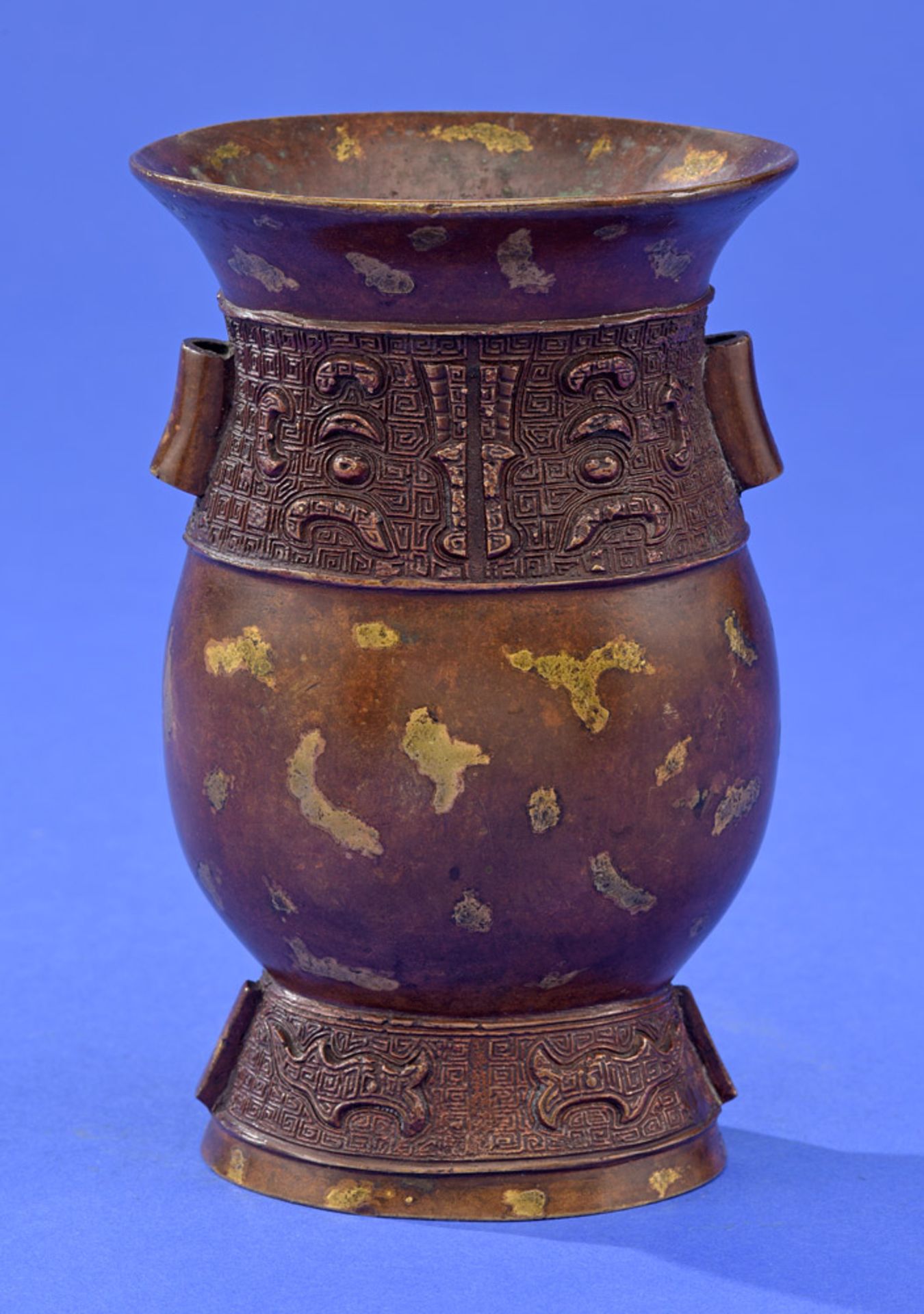 Chinesische Bronzevase. Bodenmarke, H 13 cm.