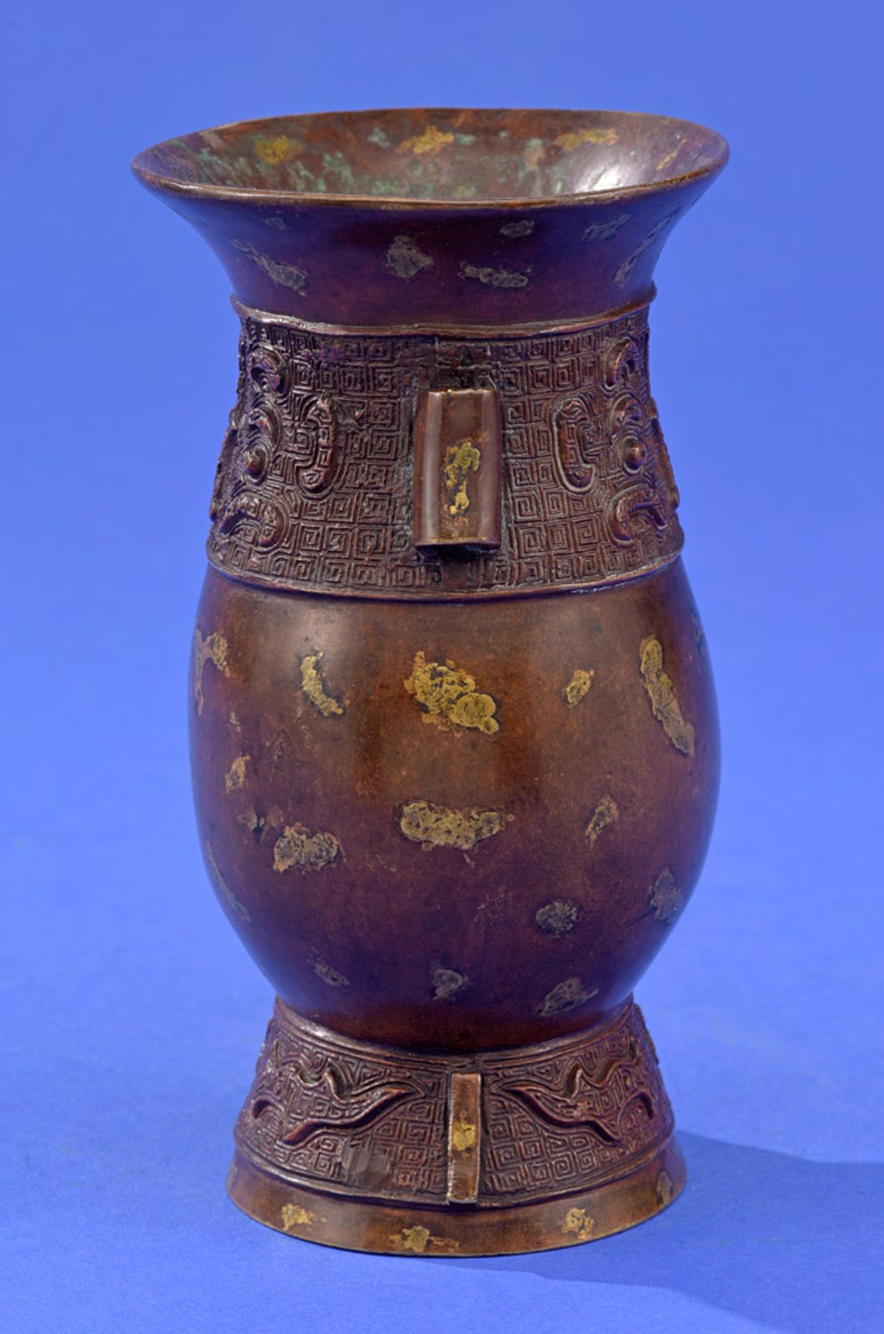 Chinesische Bronzevase. Bodenmarke, H 13 cm. - Image 2 of 3