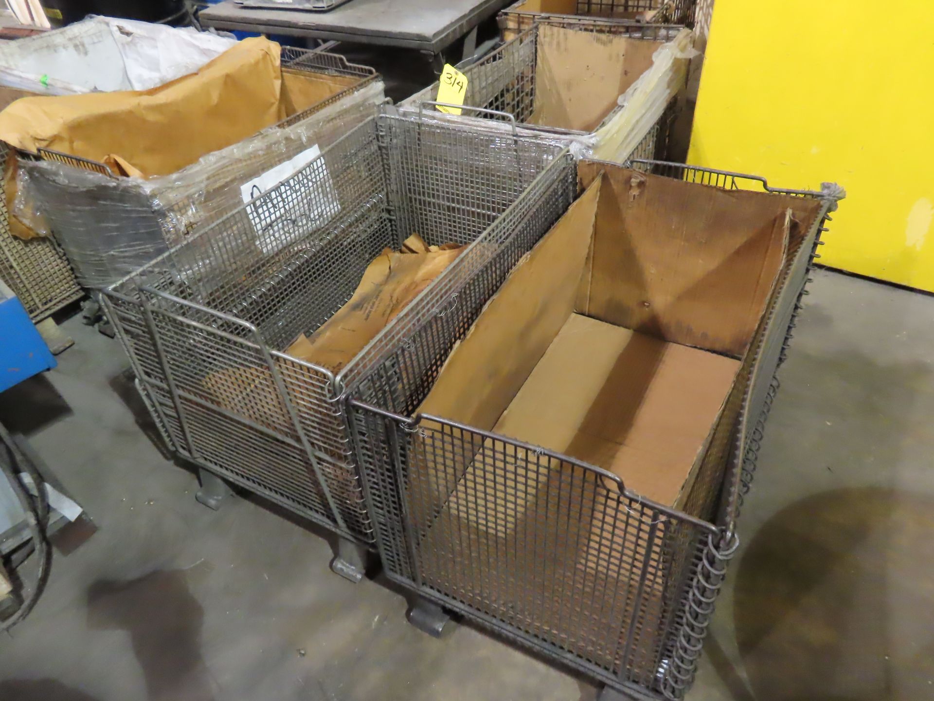 LOT WIRE BASKETS & SHOPPING CARTS