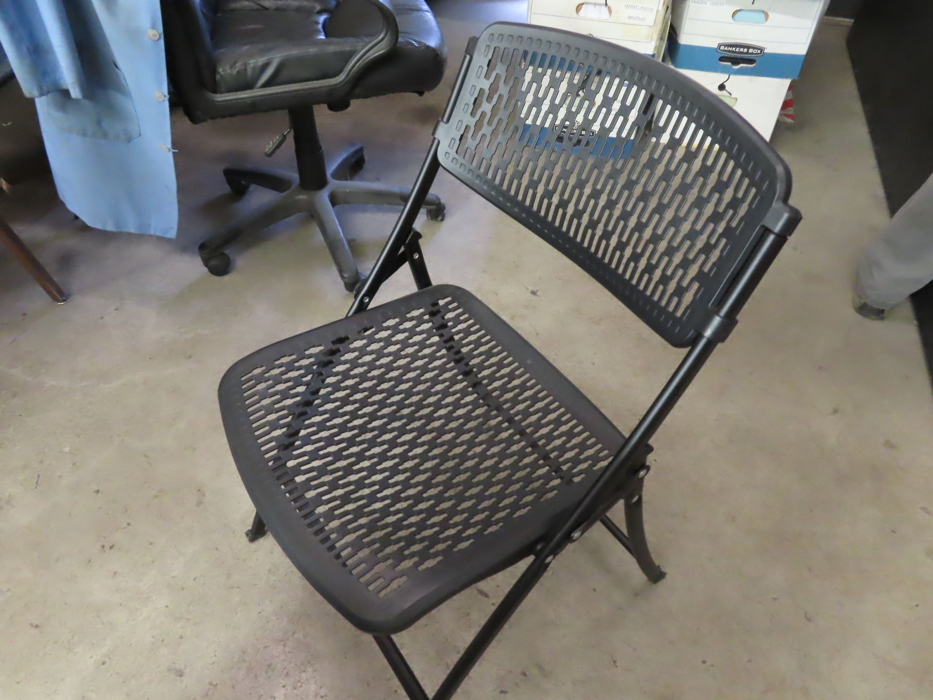 LOT (APPROX 16) POLY FOLDING CHAIRS - Image 2 of 2