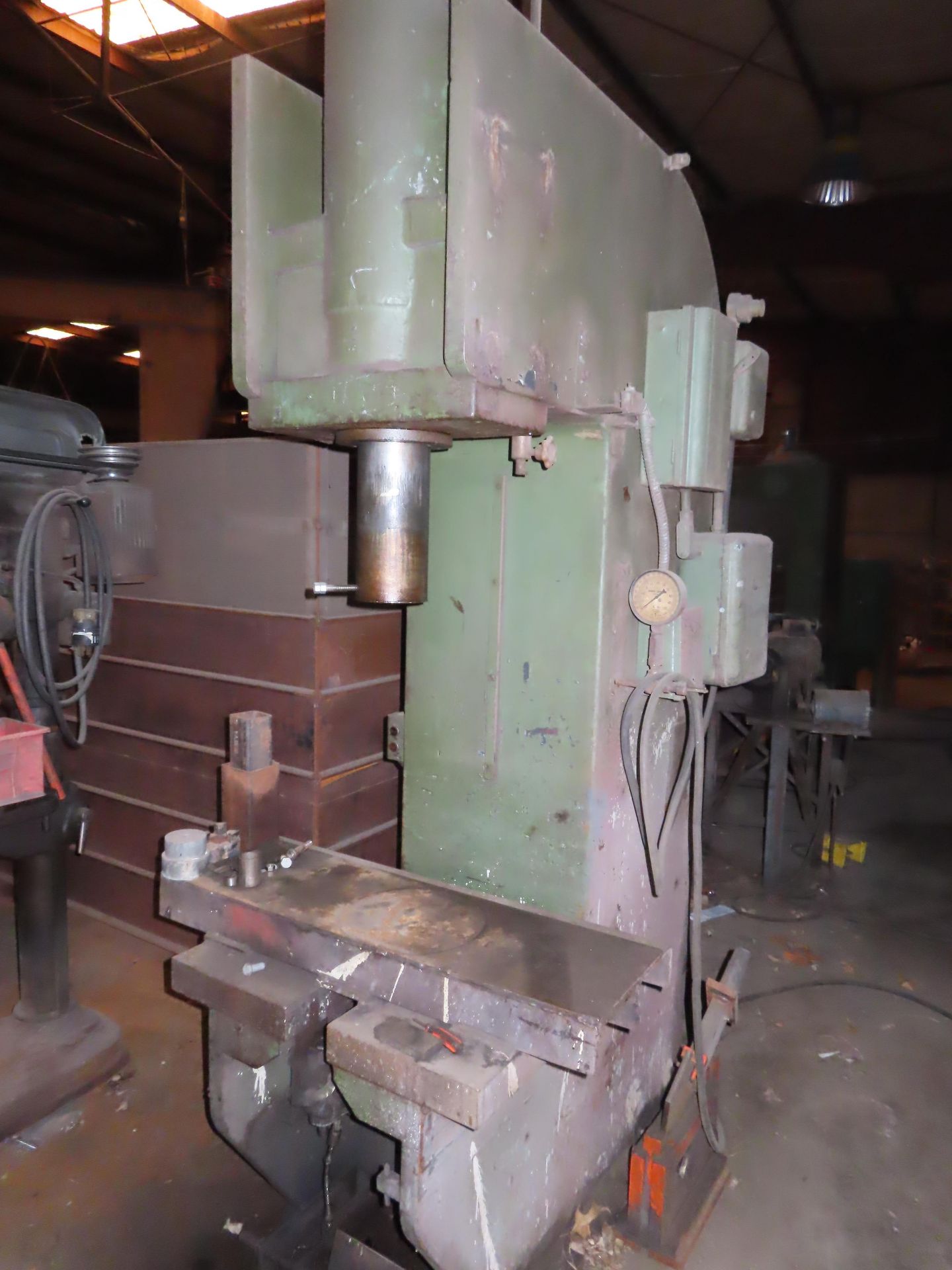 HYD. PUNCH PRESS, APPROX. 300 TON CAP., 15" THROAT, APPROX. 24" STROKEBLDG: 2 - HYD. PUNCH PRESS, AP - Image 3 of 4