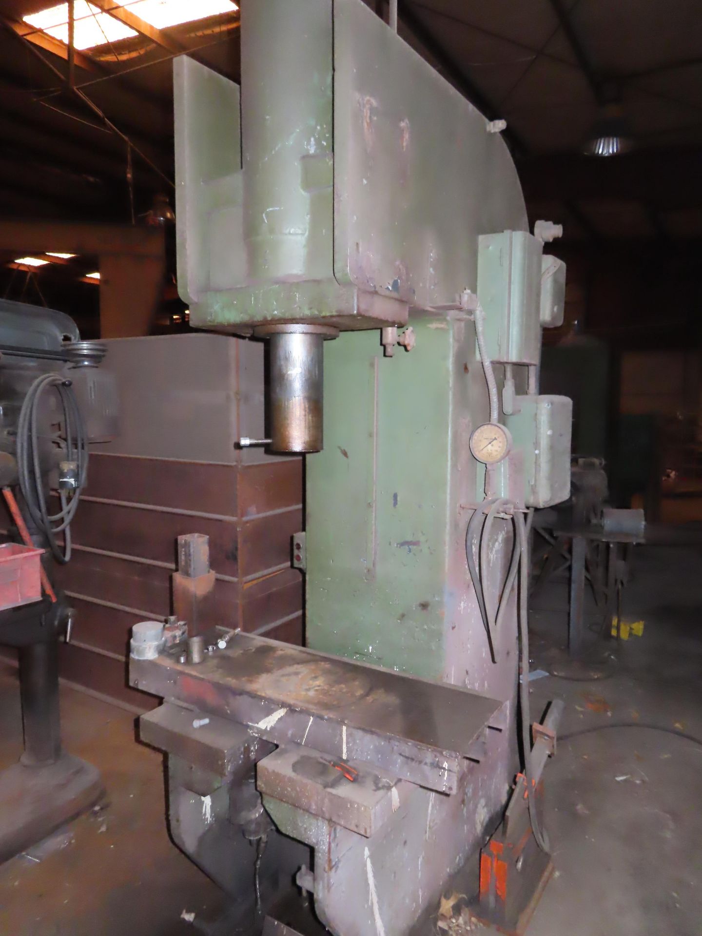 HYD. PUNCH PRESS, APPROX. 300 TON CAP., 15" THROAT, APPROX. 24" STROKEBLDG: 2 - HYD. PUNCH PRESS, AP - Image 4 of 4