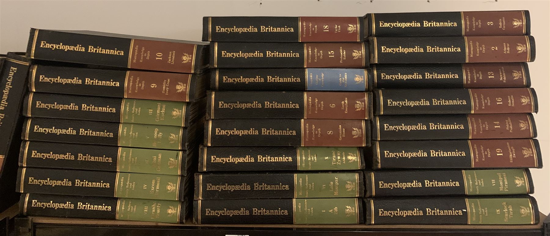 Quantity of assorted books including Encyclopaedia Britannica - Image 2 of 4
