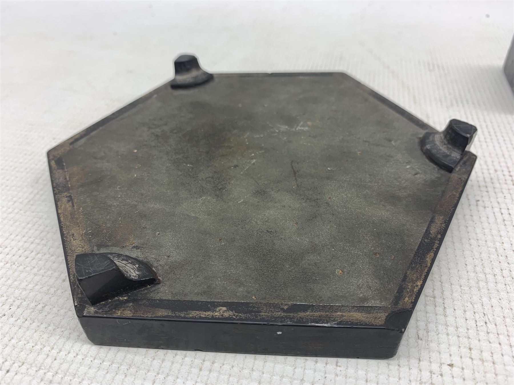 19th century Ashbourne marble hexagonal inkstand with centre recess and coloured marble segments W15 - Image 5 of 5