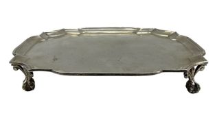 Square silver salver with moulded edge and claw and ball feet 20cm London 1928 Maker Edward Barnard