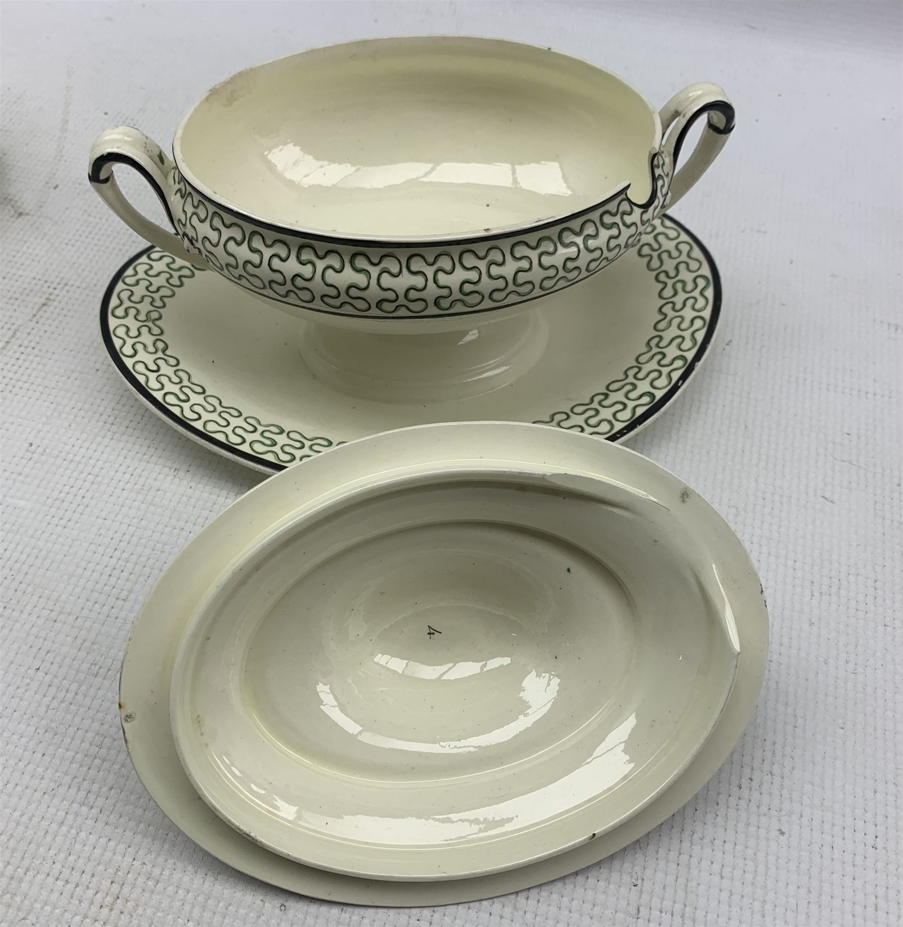 Pair of late 18th century Wedgwood Creamware sauce tureens and oval dish c1790 - Image 4 of 4