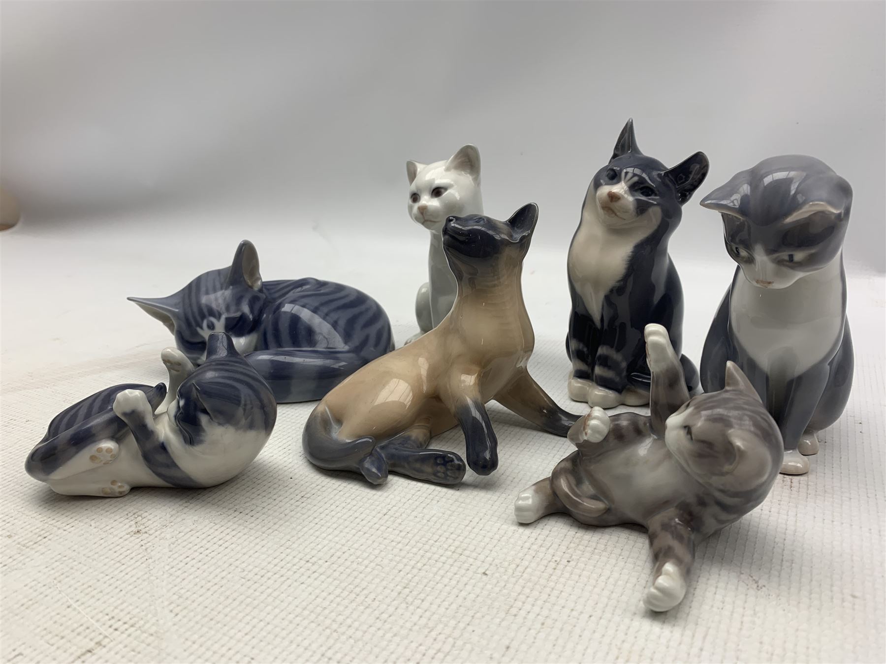 Collection of Royal Copenhagen cat figures including no.422 - Image 2 of 2