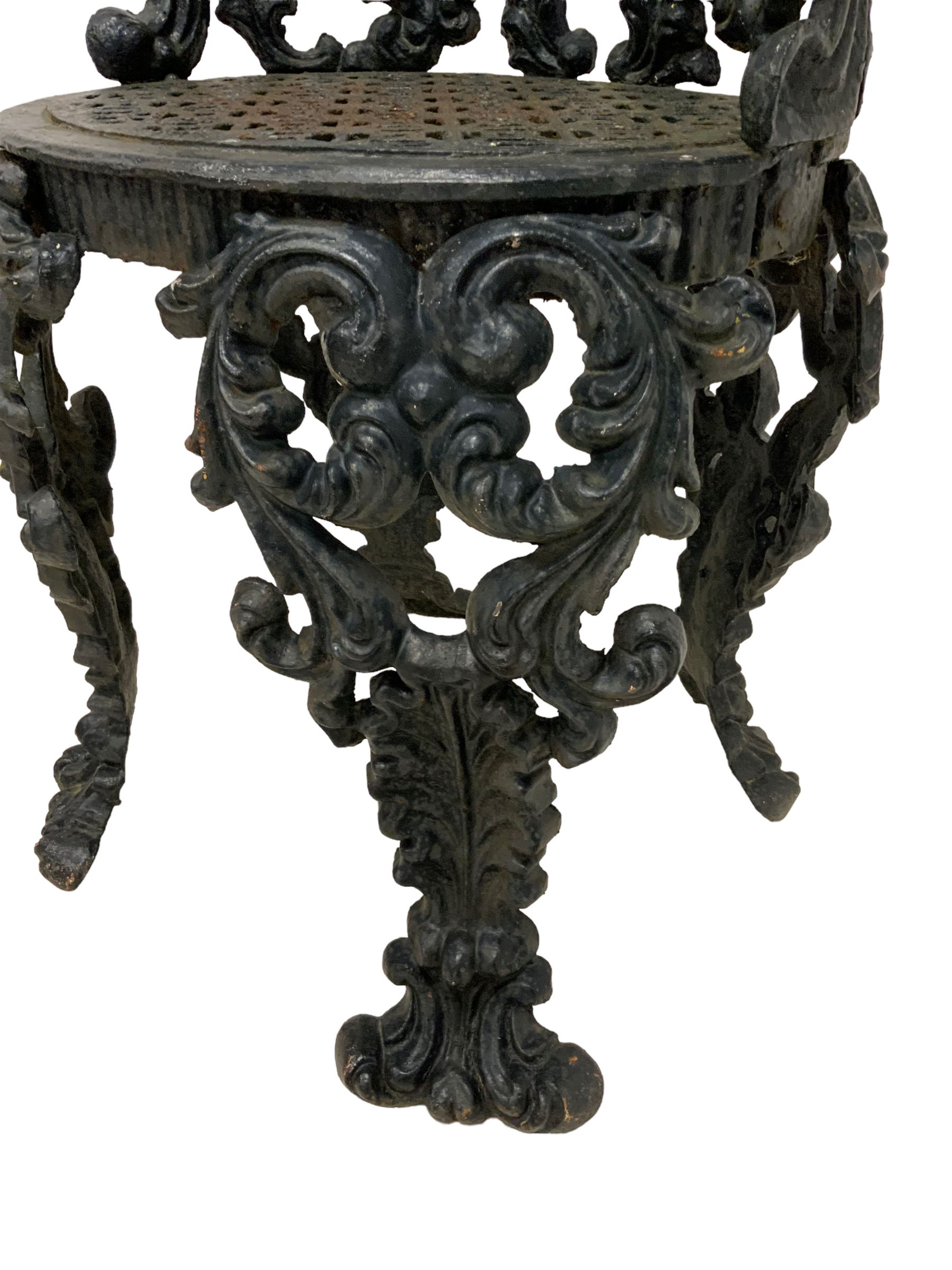 Late 19th century painted heavy ornate cast iron garden chair - Image 4 of 7