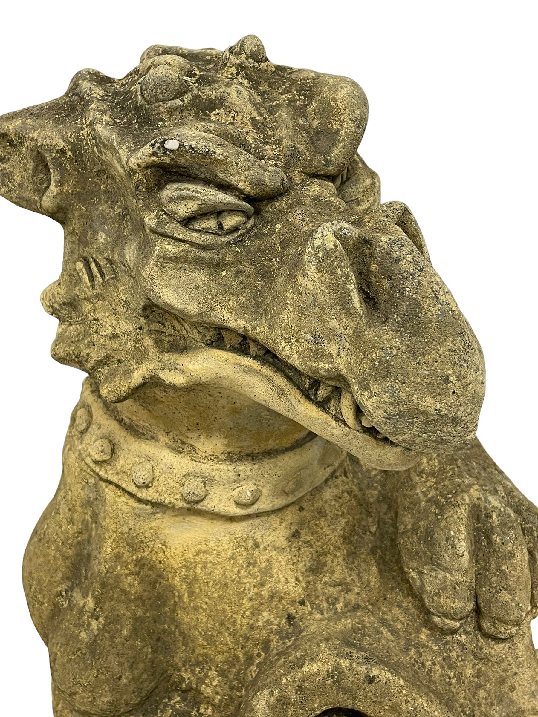 Pair of composite stone garden ornaments in the form of griffins or gargoyles holding cartouche shie - Image 3 of 6