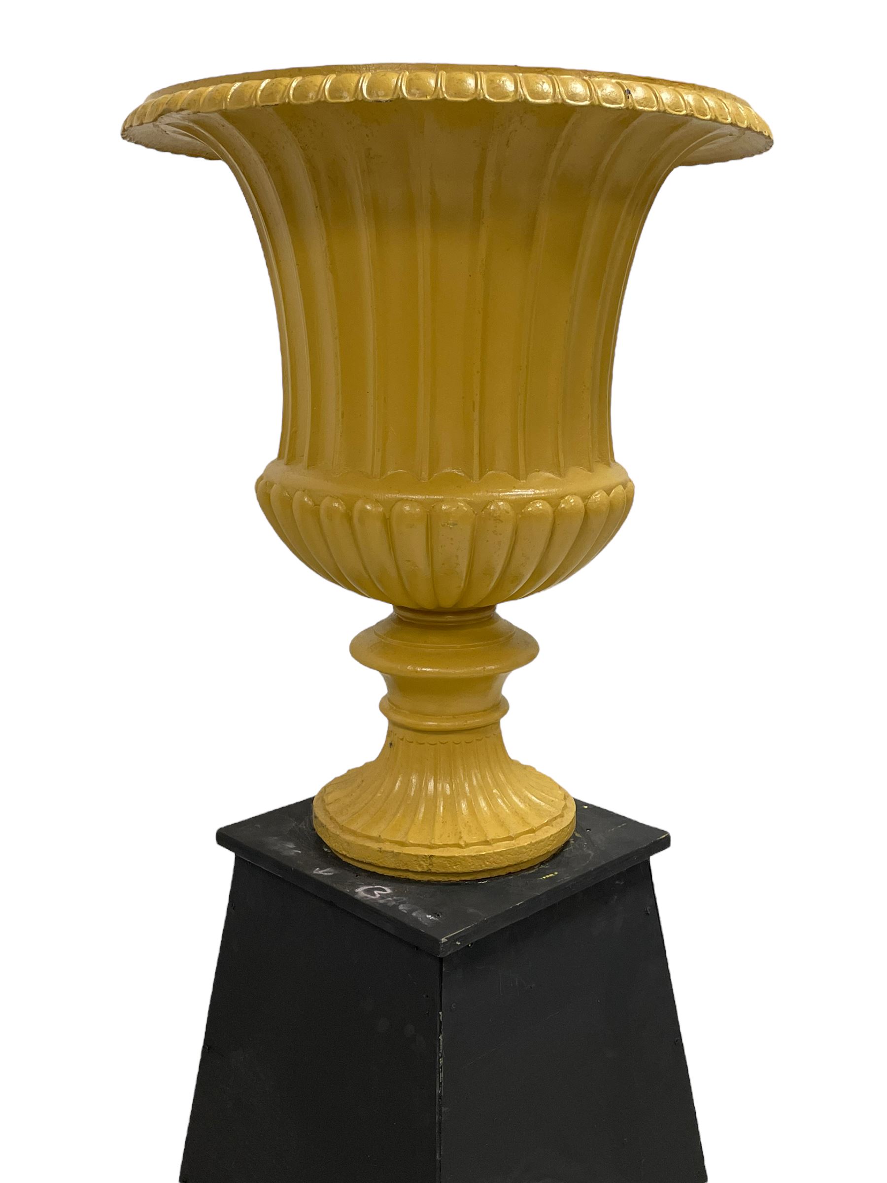 Campana shaped urn on pedestal - Image 2 of 10