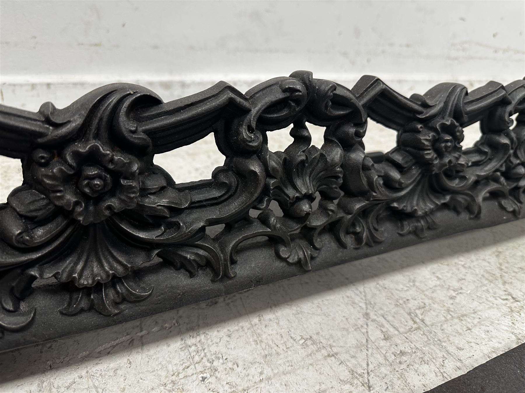 Three Victorian design graduated cast iron fire fenders - Image 5 of 6