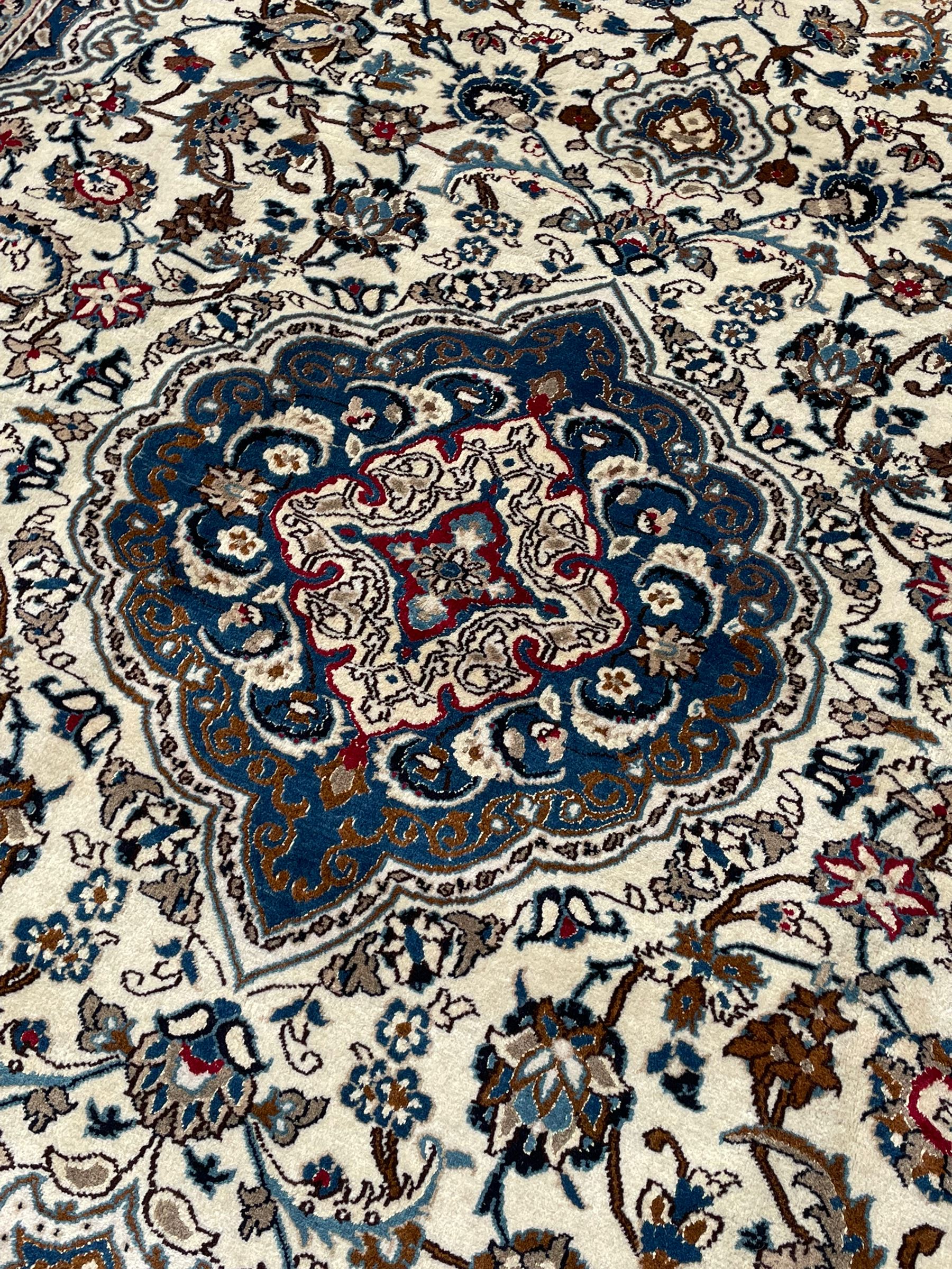 Perisan Kashan ivory ground rug - Image 7 of 10