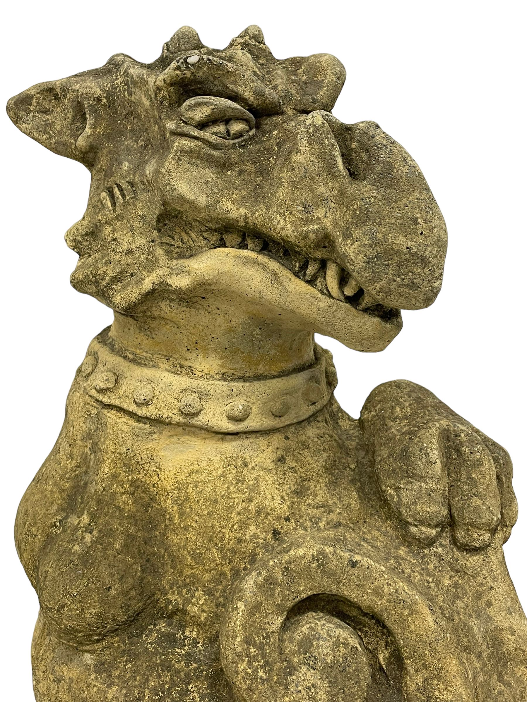 Pair of composite stone garden ornaments in the form of griffins or gargoyles holding cartouche shie - Image 2 of 6