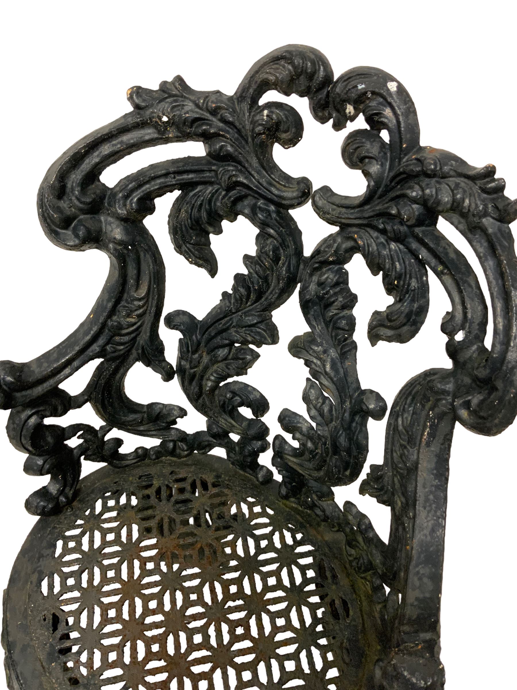 Late 19th century painted heavy ornate cast iron garden chair - Image 5 of 7