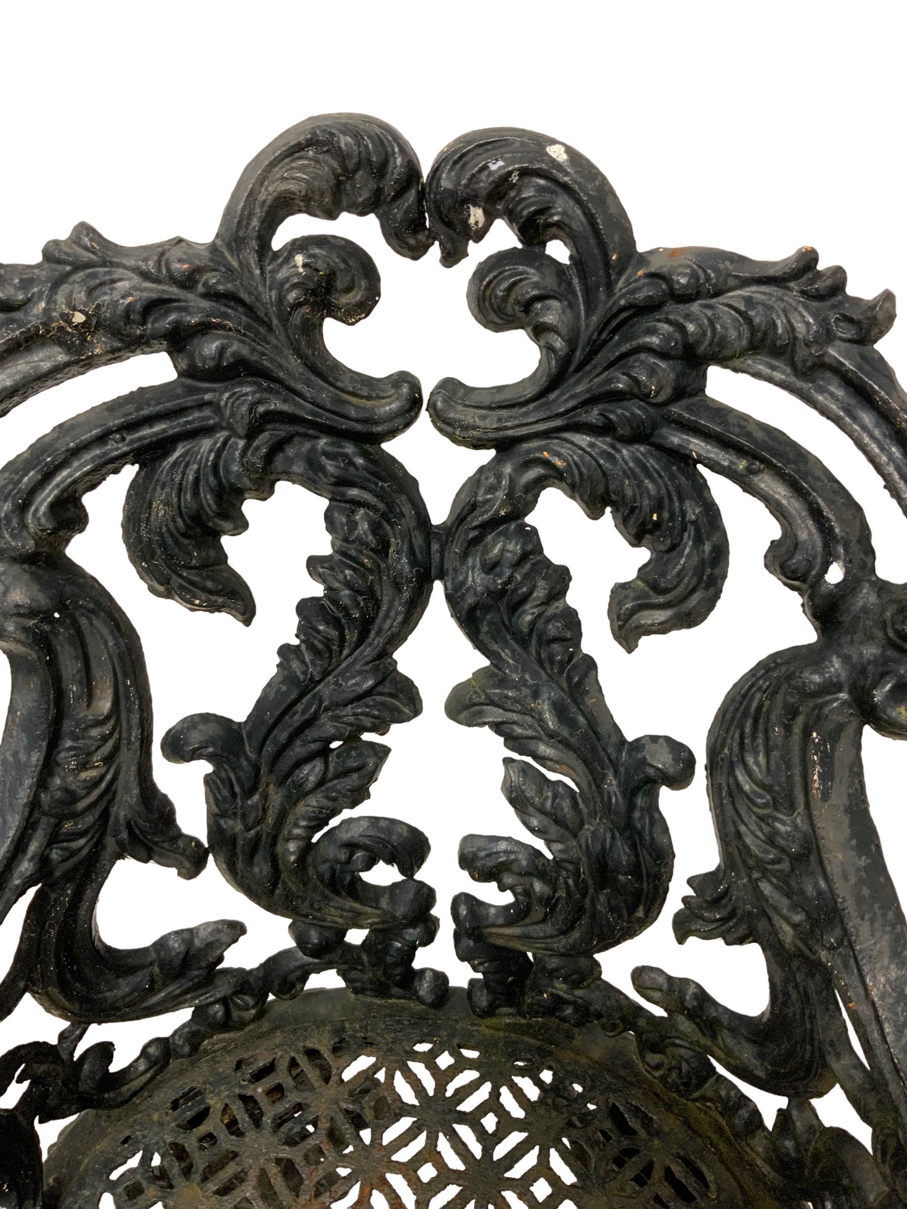 Late 19th century painted heavy ornate cast iron garden chair - Image 7 of 7