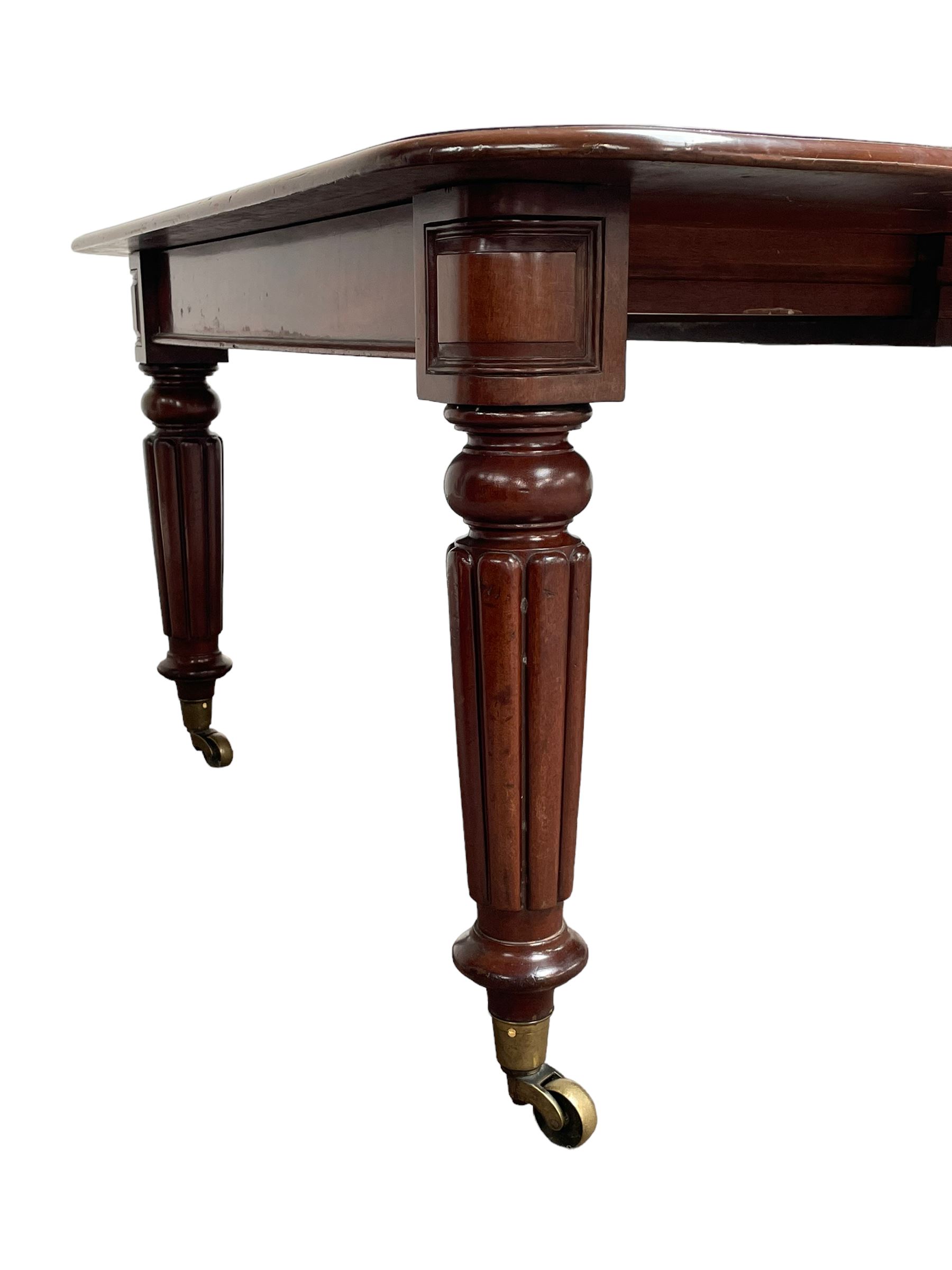 Victorian mahogany extending dining table - Image 4 of 19