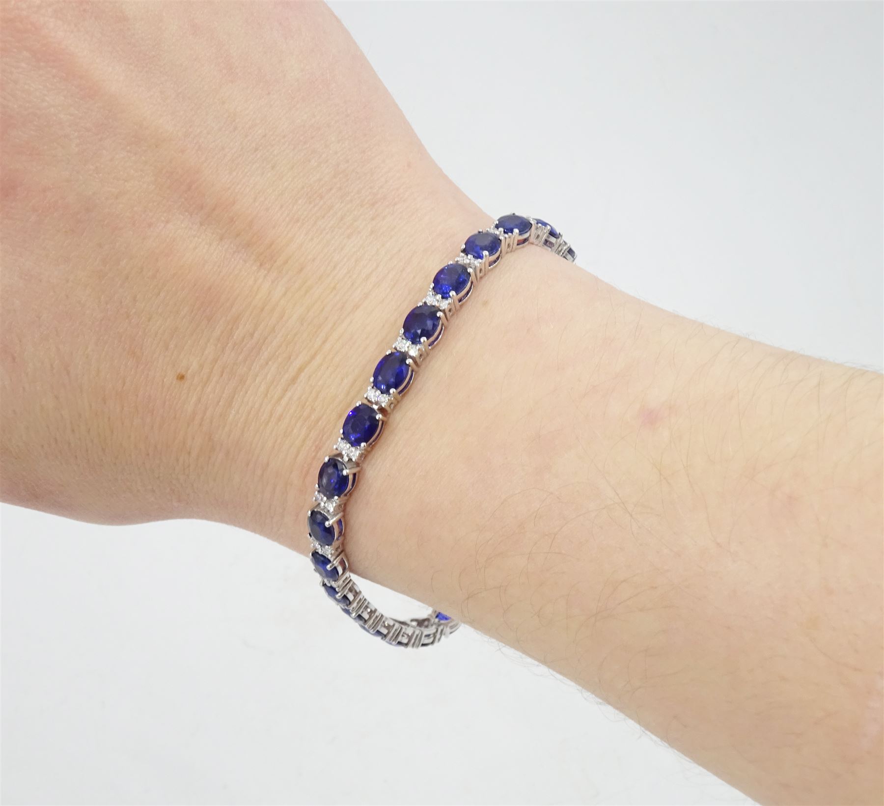 18ct white gold oval sapphire and round brilliant cut diamond bracelet - Image 4 of 4
