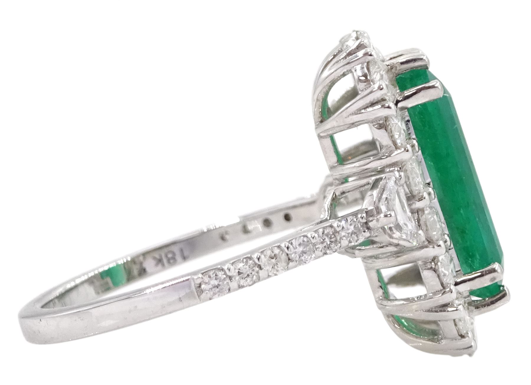 18ct white gold emerald and round brilliant cut diamond cluster ring - Image 4 of 5