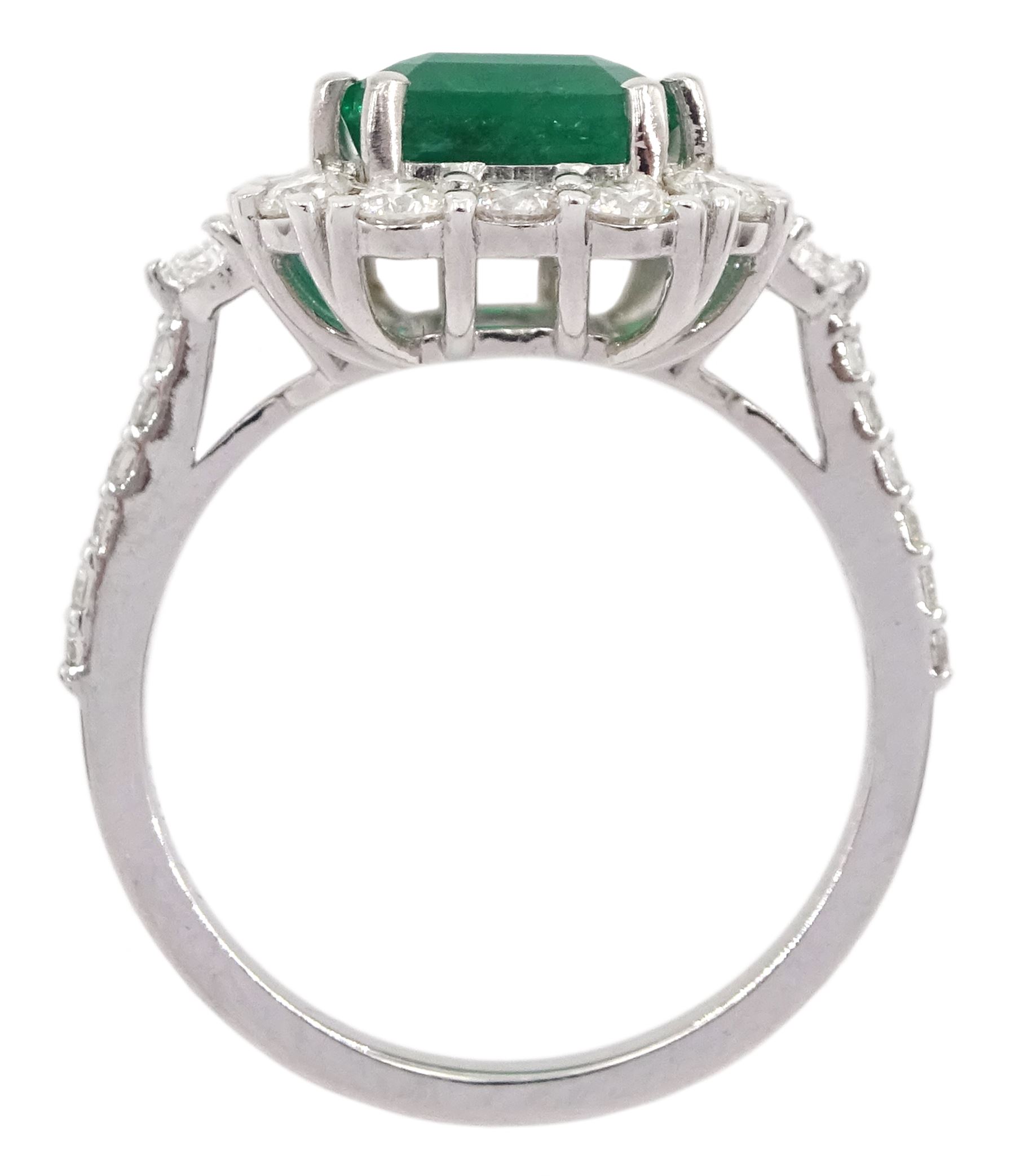 18ct white gold emerald and round brilliant cut diamond cluster ring - Image 5 of 5