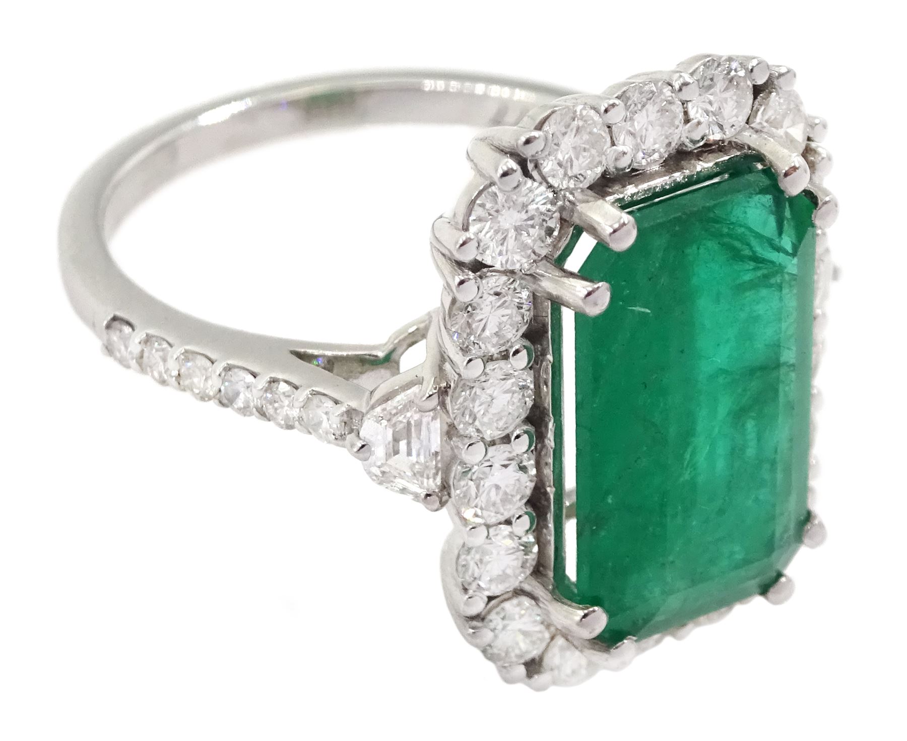 18ct white gold emerald and round brilliant cut diamond cluster ring - Image 3 of 5