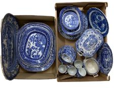 Quantity of willow pattern to include tureen and cover with lion finial