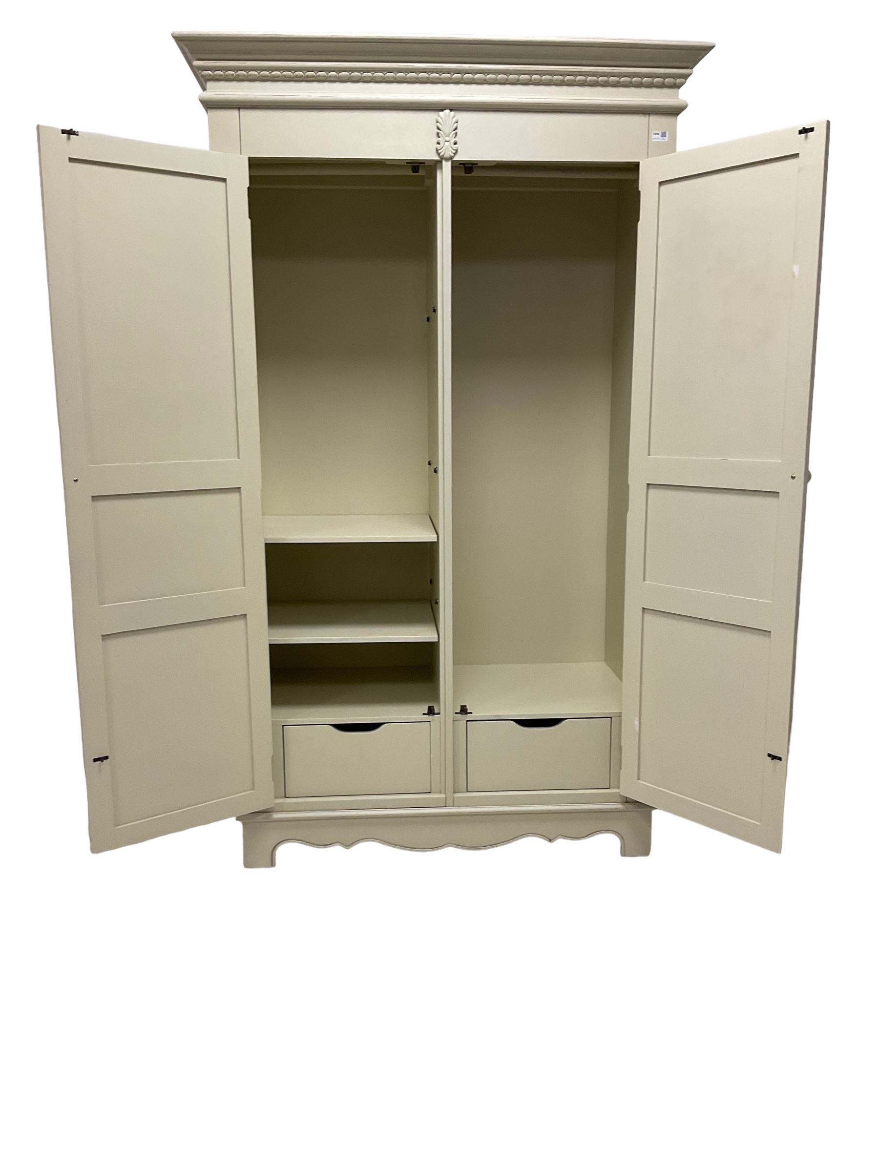 French white finish double wardrobe enclosed by two panelled doors - Image 3 of 3
