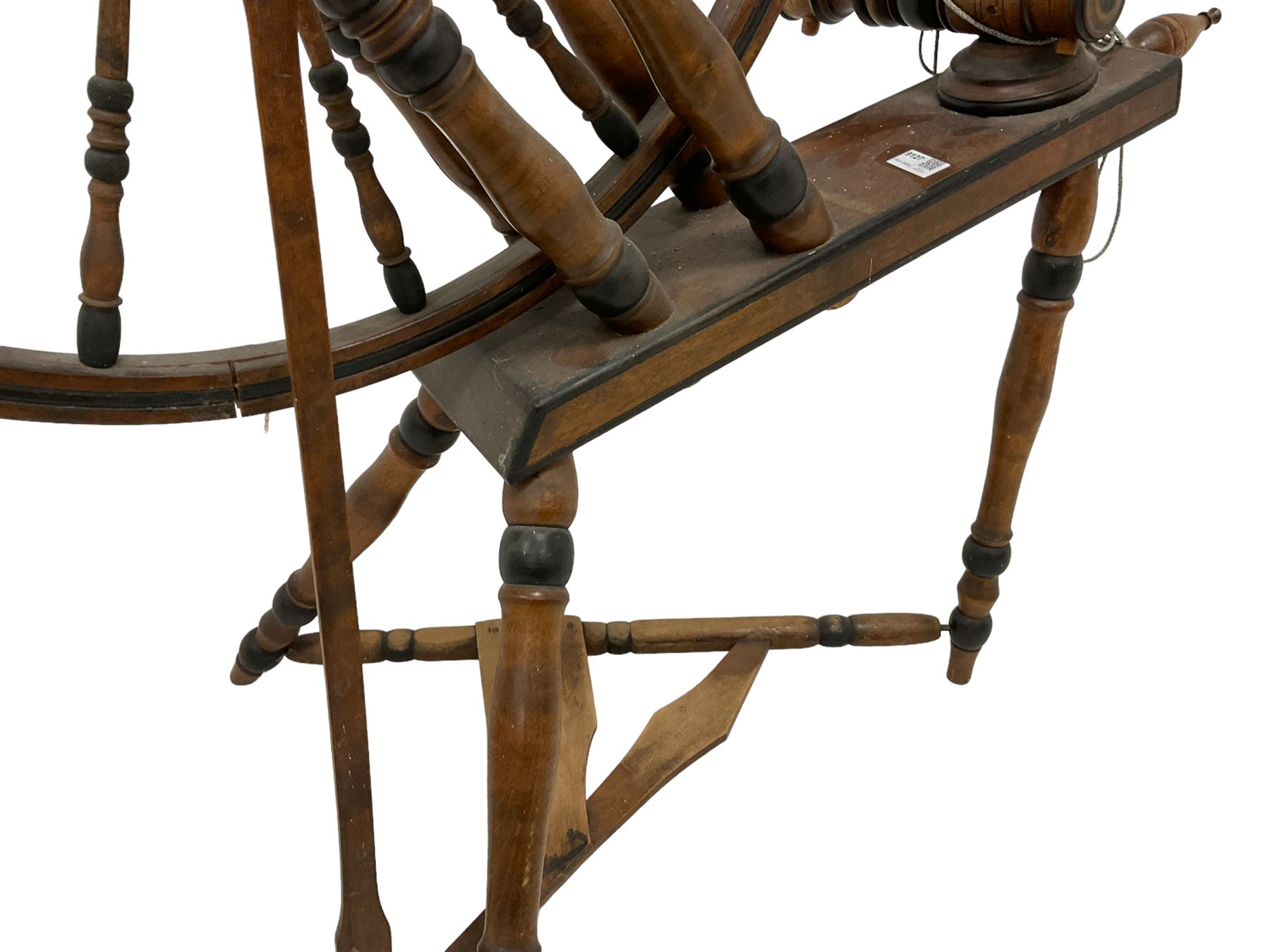 19th century beech spinning wheel with turned finials - Image 3 of 4