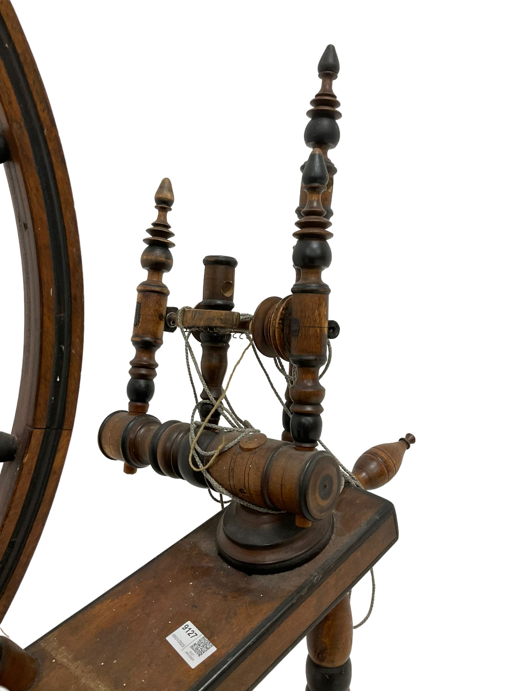 19th century beech spinning wheel with turned finials - Image 4 of 4