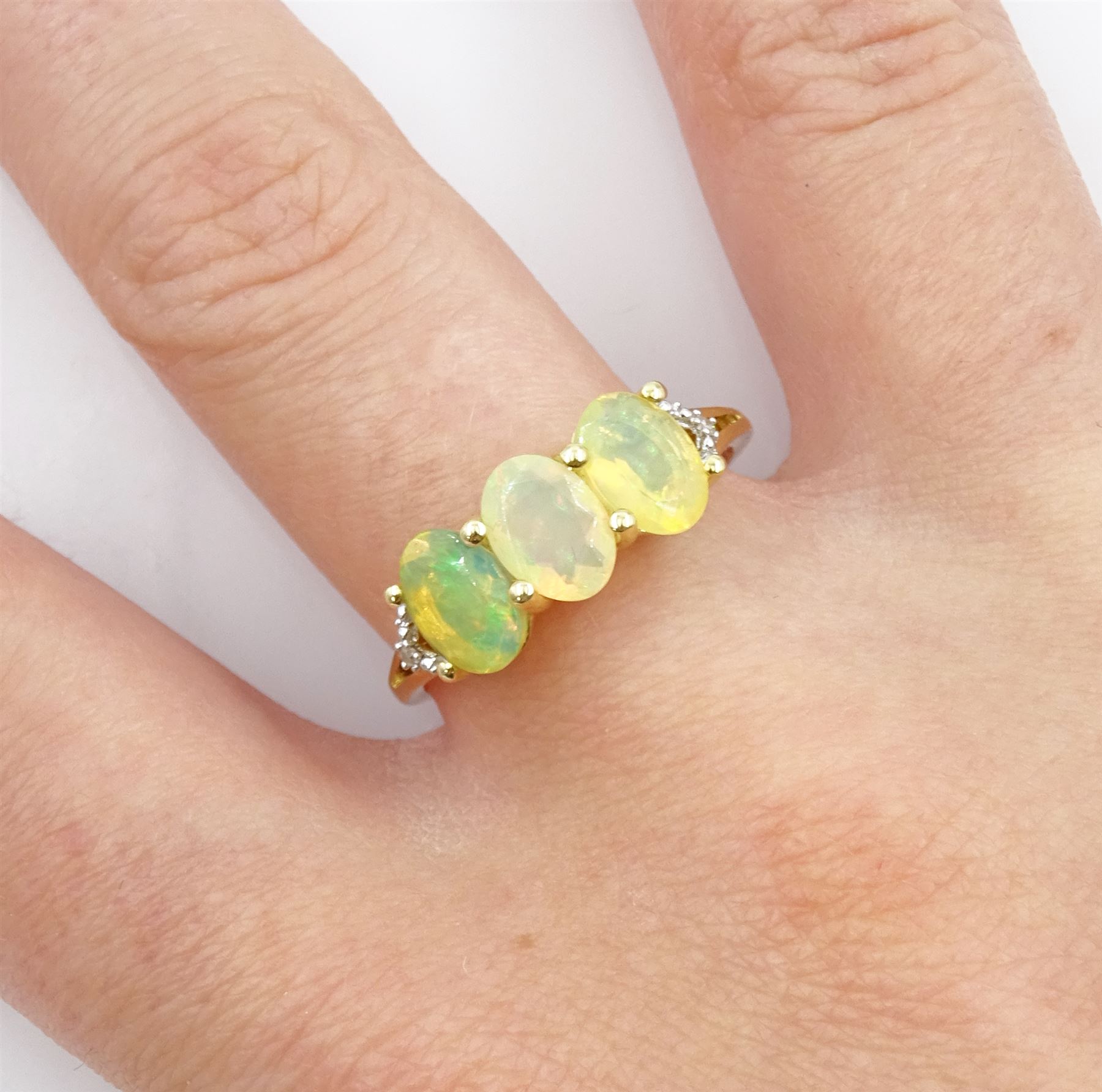 9ct gold three stone opal ring - Image 2 of 5